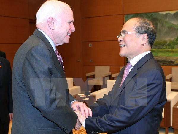 Chủ tịch Quốc hội Nguyễn Sinh Hùng tiếp Thượng nghị sỹ John McCain