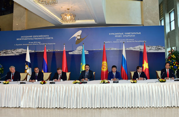 Thủ tướng Nguyễn Tấn Dũng và Thủ tướng 5 nước thành viên Liên minh Kinh tế Á-Âu, lãnh đạo Ban thường trực Liên minh Kinh tế Á-Âu tại Lễ ký kết Hiệp định thương mại tự do