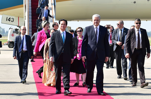 Thủ tướng Abdelmalek Sellal đón Thủ tướng Nguyễn Tấn Dũng. Ảnh: VGP/Nhật Bắc