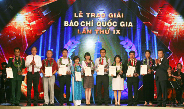 Các tác giả đoạt giải A Giải Báo chí Quốc gia lần thứ IX - năm 2014. Ảnh: Đức Thanh