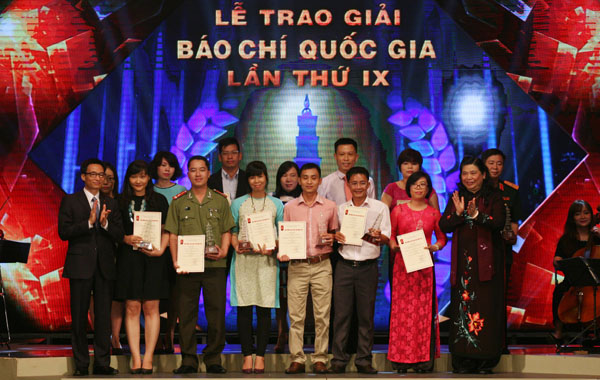 Các tác giả đoạt giải B Giải Báo chí Quốc gia lần thứ IX - năm 2014. Ảnh: Đức Thanh