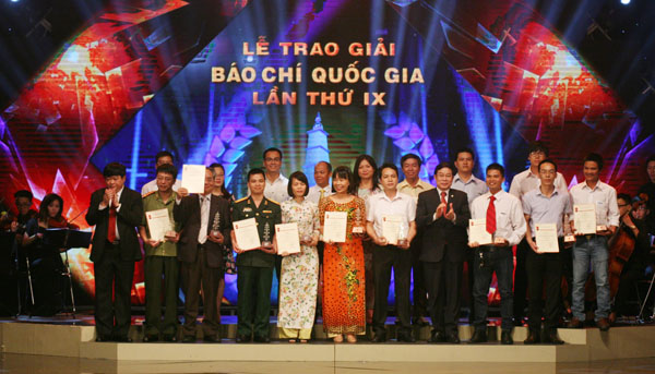 Các tác giả đoạt giải C Giải Báo chí Quốc gia lần thứ IX - năm 2014. Ảnh: Đức Thanh