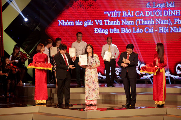 Nhà báo Trần Tuyết Ánh nhận giải C Giải Báo chí Quốc gia với loạt bài 