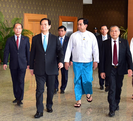 Thủ tướng Nguyễn Tấn Dũng và Đoàn đại biểu Việt Nam đến Nay Pyi Taw. Ảnh VGP