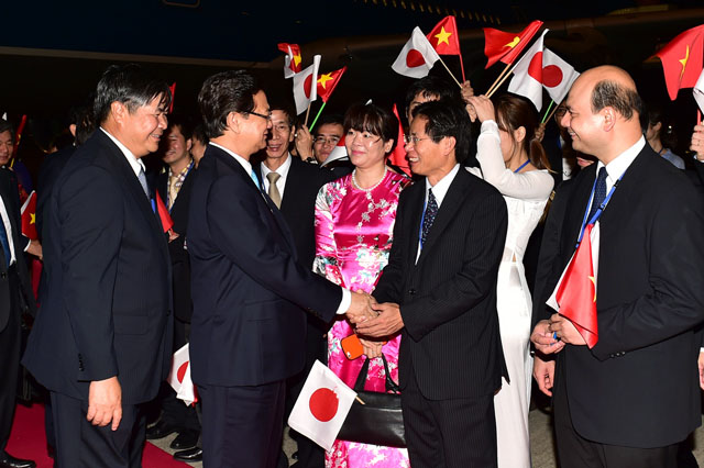 Các cán bộ, nhân viên Đại sứ quán và đại diện cộng đồng người Việt Nam tại Nhật Bản đón Thủ tướng Nguyễn Tấn Dũng tại sân bay quốc tế Haneda. Ảnh: VGP