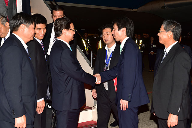 Thứ trưởng Bộ Ngoại giao Nhật Bản Minoru Kiuchi, Đại sứ Nhật Bản tại Việt Nam Hiroshi Fukada đón Thủ tướng Nguyễn Tấn Dũng và đoàn đại biểu Việt Nam tại sân bay quốc tế Haneda. Ảnh: VGP