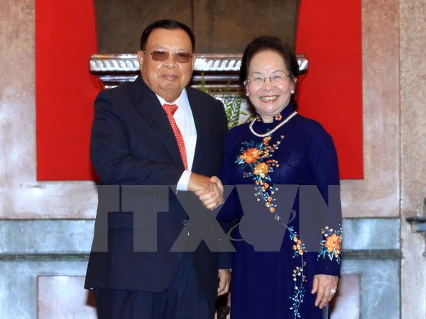 Phó Chủ tịch nước Nguyễn Thị Doan đón Phó Chủ tịch nước Lào Bounnhang Vorachith