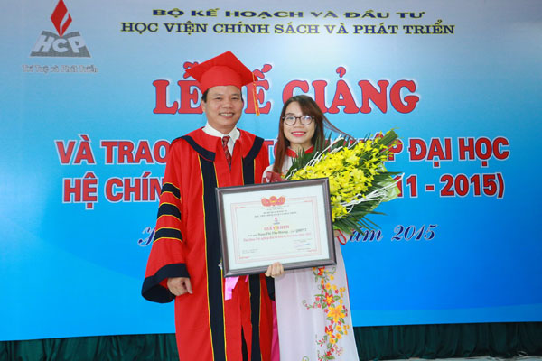 PGS,TS. Đào Văn Hùng, Giám đốc Học viện trao bằng khen cho sinh viên xuất sắc Ngụy Thị Thu Hường