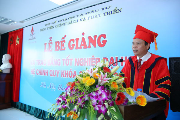 PGS-TS. Đào Văn Hùng đọc diễn văn chúc mừng các tân cử nhân