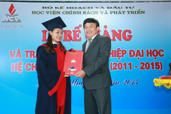 ThS. Trịnh Huy Lập - Phó Giám đốc Học viện trao bằng tốt nghiệp cho sinh viên