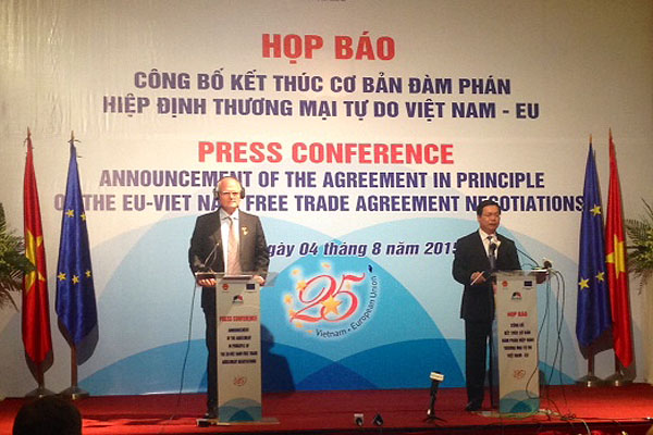 Đại diện Việt Nam và EU công bố thông tin tại buổi Họp báo