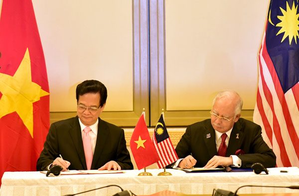 Thủ tướng Nguyễn Tấn Dũng và Thủ tướng Najib Rajak  ký Tuyên bố về khuôn khổ Đối tác chiến lược Việt Nam-Malaysia. Ảnh: VGP
