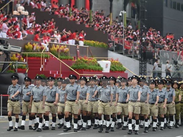 Lễ diễu binh kỷ niệm 50 năm Ngày Quốc khánh Singapore. (Nguồn: AFP/TTXVN)