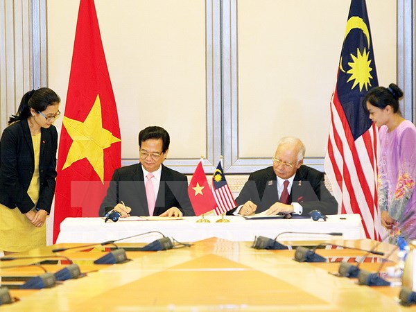 Thủ tướng Nguyễn Tấn Dũng và Thủ tướng Najib Razak ký Tuyên bố về Khuôn khổ quan hệ Đối tác chiến lược Việt Nam-Malaysia