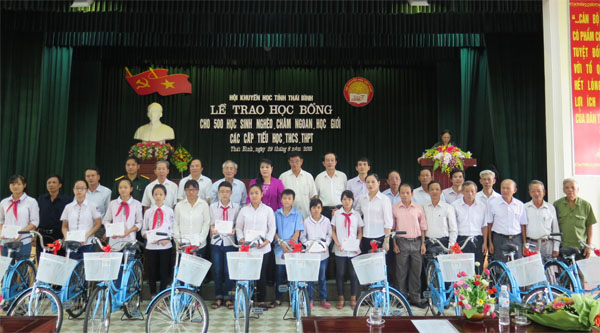 Lãnh đạo tỉnh Thái Bình, Hội Khuyến học tỉnh Thái Bình, các nhà tài trợ trao các phần quà là xe đạp cho các em học sinh