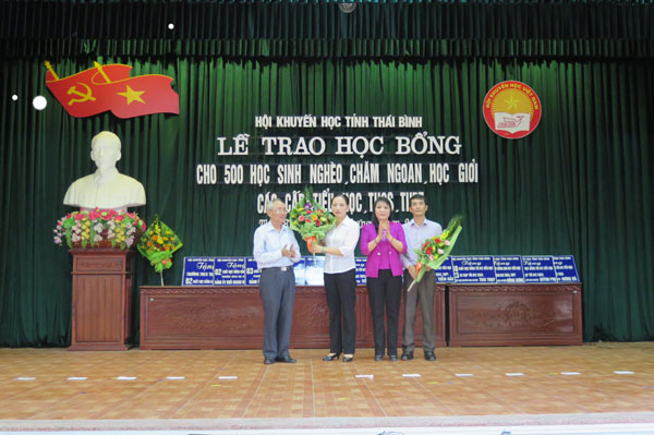 Lãnh đạo tỉnh Thái Bình và Hội Khuyến học tỉnh Thái Bình tặng hoa cho 2 nhà tài trợ là ngân hàng Agribank Thái Bình và ông Bùi Đức Hải, Phó Tổng Biên tập báo Đầu tư