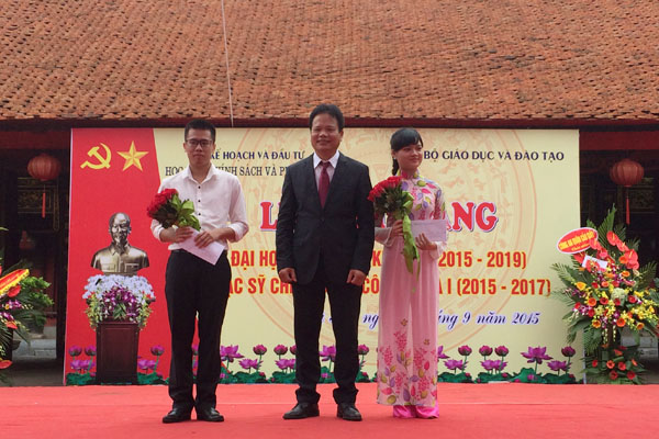 Thầy Đào Văn Hùng trao 2 suất học bổng cho Thủ khoa và Á khoa đầu vào hệ Đại học chính quy khóa 6 của Học viện Chính sách và Phát triển. Ảnh: Kỳ Thành