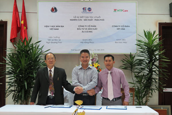 Lễ ký kết hợp tác chuỗi nghiên cứu - sản xuất - phân phối giữa Viện Y học Bản địa Việt Nam - CTCP Đầu tư và Sản xuất Âu Cơ/IMC và Công ty cổ phần HTP Vina. Ảnh: Kỳ Thành