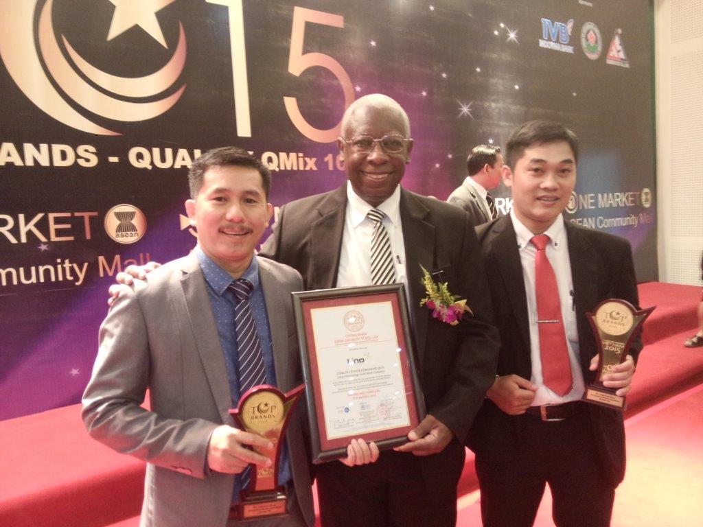 Ông Bùi Đức Hiệp, Giám đốc CTCP HTP Vina (ngoài cùng bên trái) nhận giải thưởng Top Brand 2015