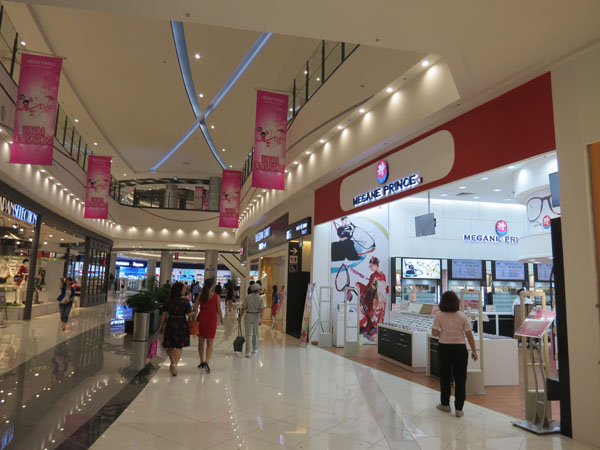 Aeon Mall Long Biên thu hút 170.000 lượt khách ngày cuối tuần. Ảnh: Kỳ Thành
