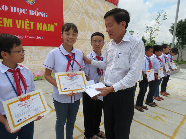 TS. Nguyễn Anh Tuấn trao tận tay những suất học bổng Vì trẻ em Việt Nam cho các em học sinh trường THPT chuyên Biên Hòa
