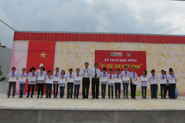 Phó Chủ tịch HĐND tỉnh Hà Nam Lã Thế Mẫn và TS. Nguyễn Anh Tuấn trao học bổng cho các em học sinh trường THPT chuyên Biên Hòa