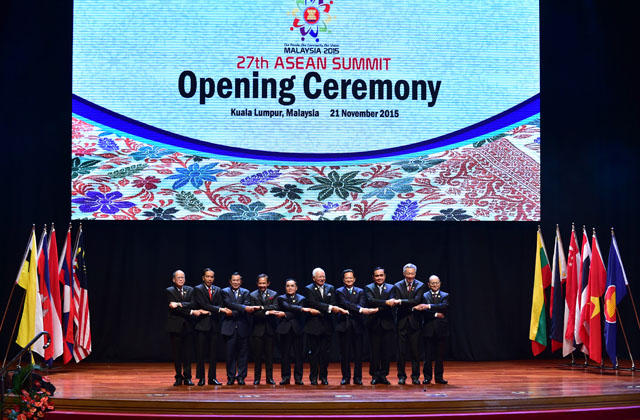 Các Trưởng đoàn chụp ảnh chung tại lễ khai mạc Hội nghị cấp cao ASEAN 27