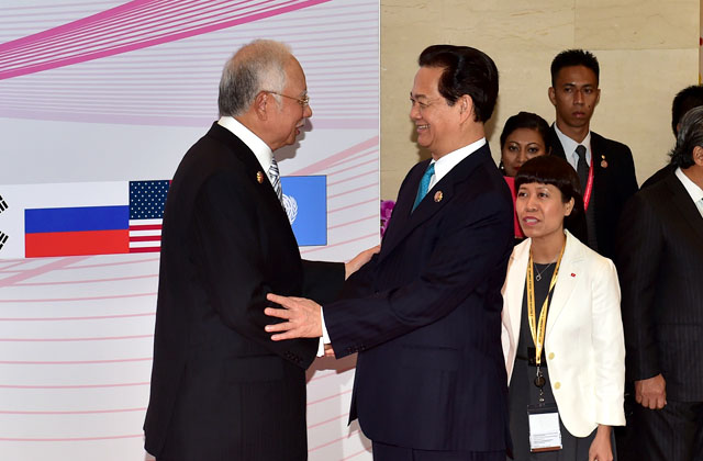 Thủ tướng nước chủ nhà chào mừng Thủ tướng Nguyễn Tấn Dũng tham dự Hội nghị