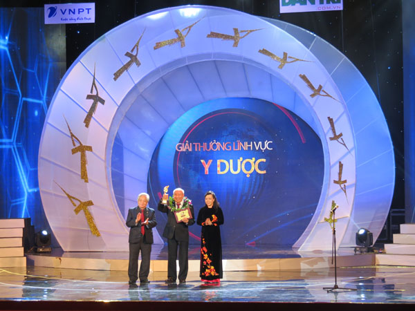 PGS-TS. Nguyễn Văn Thạch nhận giải thưởng Y dược duy nhất của Giải năm nay. Ảnh: Kỳ Thành