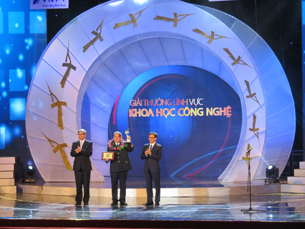 Phó Thủ tướng Vũ Đức Đam và GS-VS. Đặng Vũ Minh trao Giải Nhất Khoa học Công nghệ cho kỹ sư Nguyễn Mạnh Lân. Ảnh: Kỳ Thành