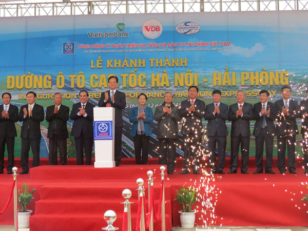Thủ tướng Nguyễn Tấn Dũng cùng các lãnh đạo cấp cao của Đảng, Nhà nước, Chính phủ, Quốc hội cùng chứng kiến lễ khánh thành và thông xe toàn tuyến cao tốc Hà Nội - Hải Phòng (Ảnh: Thanh Huyền)