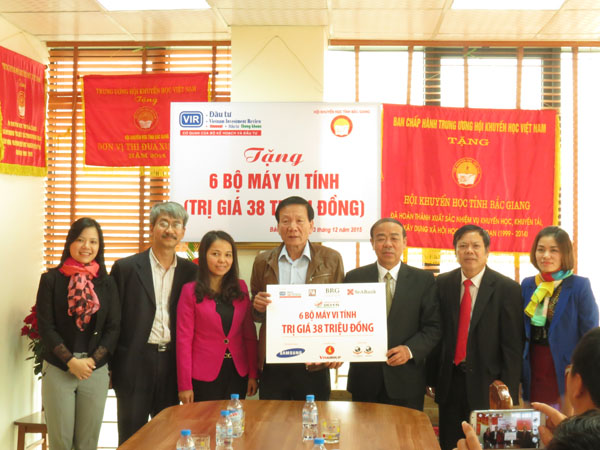 TS. Nguyễn Anh Tuấn và ông Nguyễn Quốc Việt trao tặng 6 bộ máy vi tính cho Hội Khuyến học tỉnh Bắc Giang (Ảnh: Kỳ Thành)