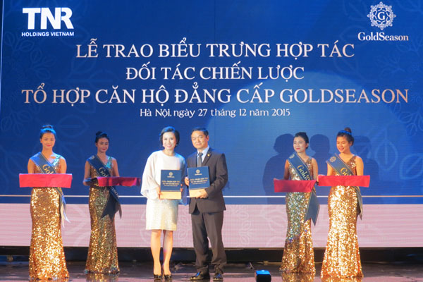 Bà Phạm Thị Vân Hà, Chủ tịch HĐQT TNR Holding trao biểu trưng hợp tác với các đối tác chiến lược của Dự án (Ảnh: Kỳ Thành)