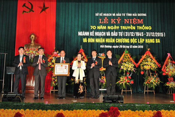 Phó Chủ tịch nước Nguyễn Thị Doan trao tặng Huân chương Độc lập hạng Ba cho Sở KH&ĐT Hải Dương
