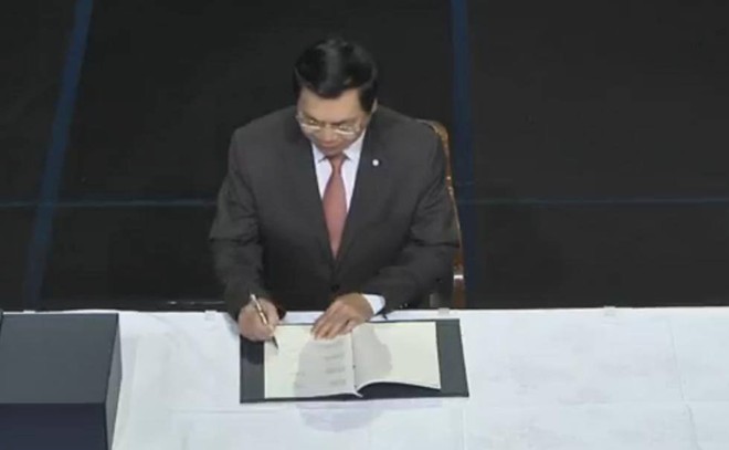 Bộ trưởng Bộ Công thương Vũ Huy Hoàng tham gia Lễ ký kết Hiệp định TPP (Ảnh: Internet)