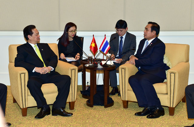 Thủ tướng Nguyễn Tấn Dũng và Thủ tướng Thái Lan Prayuth Chan-ocha tại cuộc gặp bên lề Hội nghị