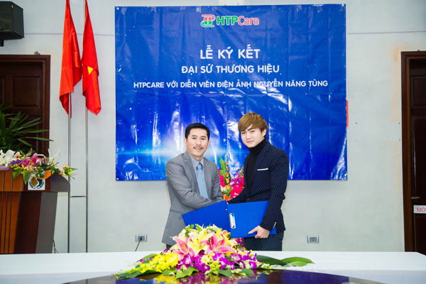 Ông Bùi Đức Hiệp, Giám đốc HTP Care (bên trái) và diễn viên Nguyễn Năng Tùng (bên phải) tại lễ ký kết Đại sứ thương hiệu HTPCare