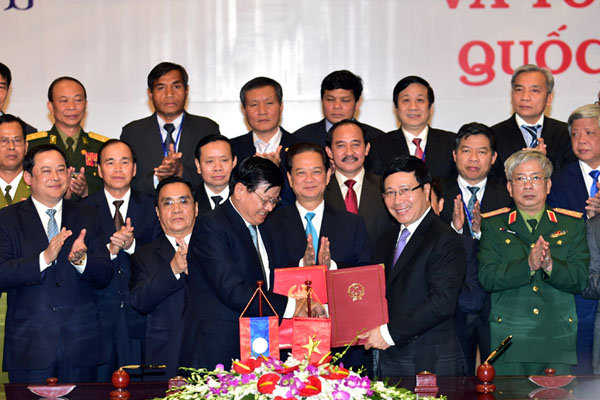 Thủ tướng Nguyễn Tấn Dũng và Thủ tướng Thongsinh Thammavong chứng kiến lễ ký hai văn kiện quan trọng giữa hai nước