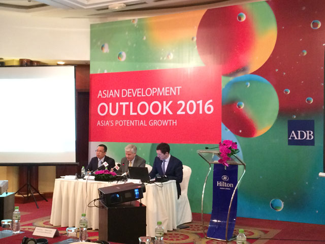 Họp báo công bố ra mắt Báo cáo triển vọng châu Á 2016 (Ảnh: K.T)