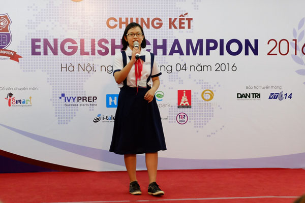 Thí sinh Phạm Trần Lan Khuê tự tin thuyết trình và giành giải nhất khối 7. (Ảnh: EC 2016)