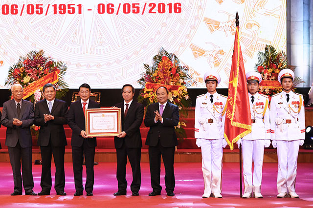 Thủ tướng Nguyễn Xuân Phúc trao tặng Huân chương Hồ Chí Minh cho ngân hàng Nhà nước Việt Nam