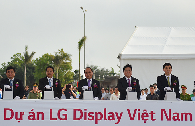 Thủ tướng Nguyễn Xuân Phúc cùng các lãnh đạo Bộ ngành và lãnh đạo của Tập đoàn LG 