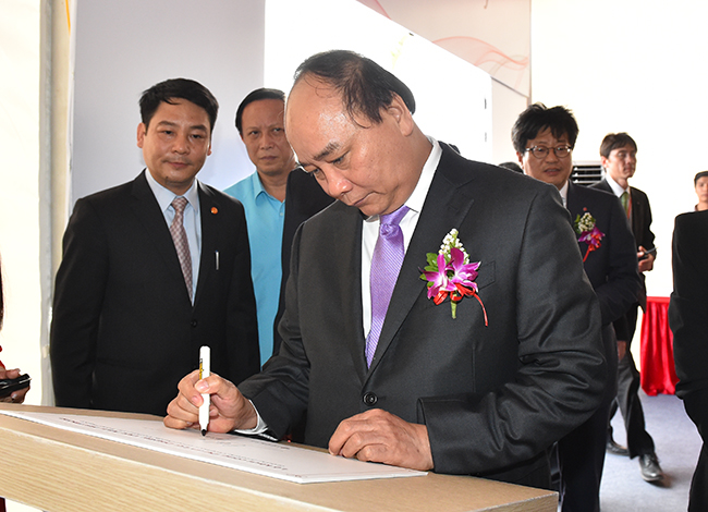Thủ tướng ghi lưu bút tại Dự án LG Display Việt Nam Hải Phòng