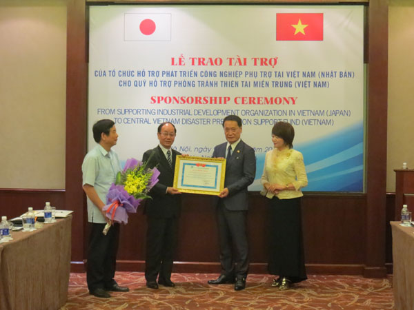Ông Phan Diễn trao giấy chứng nhận của Quỹ Hỗ trợ phòng tránh thiên tai miền Trung cho ông Katsunori Murooka, Chủ tịch Tổ chức Hỗ trợ công nghiệp phụ trợ Nhật - Việt