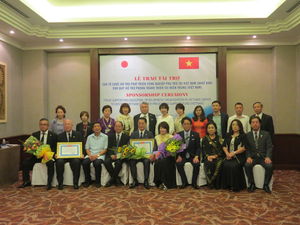 Các nhà tài trợ Nhật Bản và đại diện Quỹ Hỗ trợ phòng chống thiên tai miền Trung chụp ảnh lưu niệm