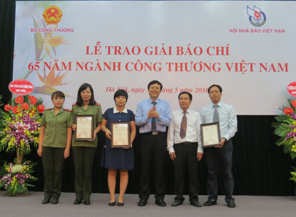 Nhà báo Anh Hoa (váy xanh) nhận giải A Giải Báo chí 65 năm ngành Công thương Việt Nam (Ảnh: K.T)