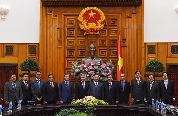Thủ tướng chụp ảnh lưu niệm cùng đại sứ các nước ASEAN