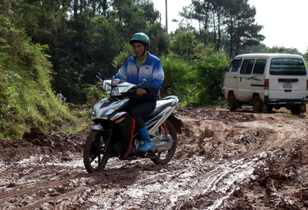 Đoạn đường lầy lội thuộc xã Nam Quan (Lộc Bình) (Ảnh: baolangson.vn)