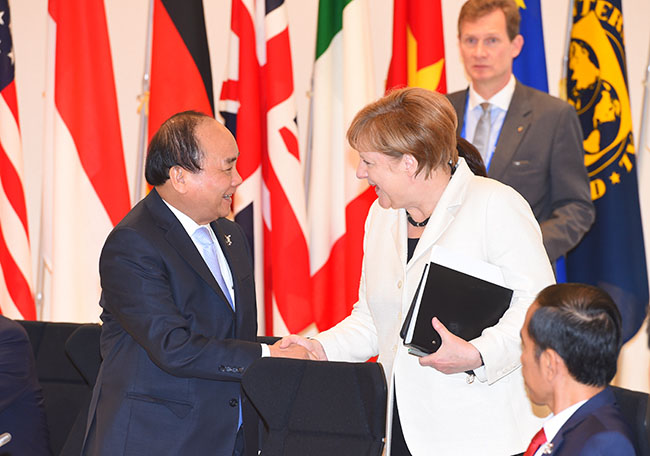 Thủ tướng Nguyễn Xuân Phúc tiếp xúc song phương với Thủ tướng Đức Angela Merkel