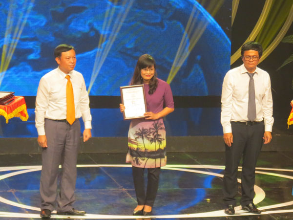 Nhà báo Lê Thanh Hà (đứng giữa) nhận giải Ba Giải thưởng toàn quốc về thông tin đối ngoại trong lĩnh vực báo chí (Ảnh: K.T)